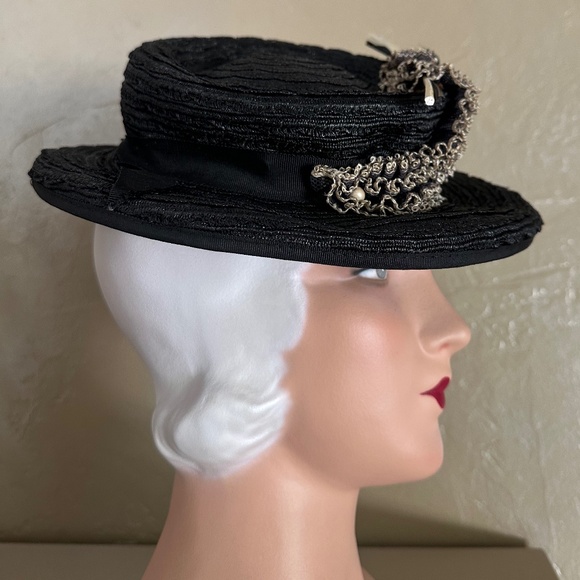 EXCEPTIONAL 1940s\' BLACK STRAW FEDORA WITH IVORY EDGED TRIM & FEATHERS main image 9